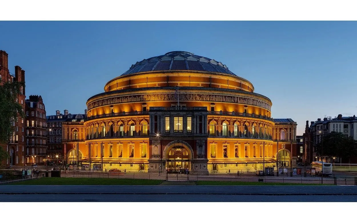 Royal Albert Hall illuminated for an evening experience